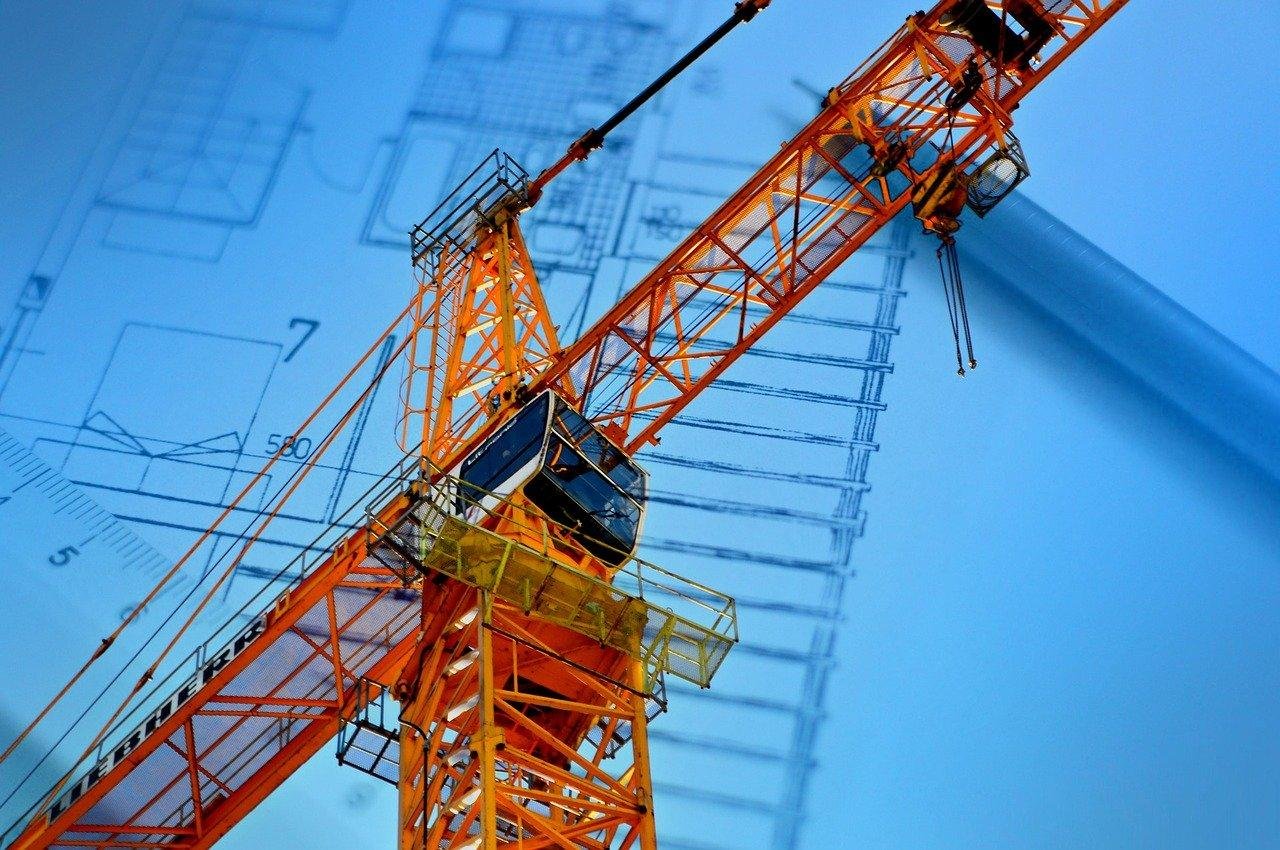 Obra de engenharia com grua, representando a atuação da DNV